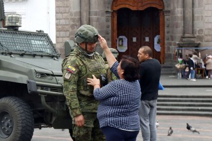 Una madre le da la bendición a su hijo militar en el centro de Quito.