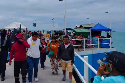 Los pecadores fueron llevados al muelle de Salinas la tarde de este sábado en donde se reencontraron con sus familiares