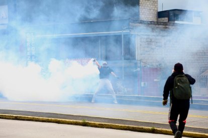Varios manifestantes fueron dispersados con bombas lacrimógenas.
