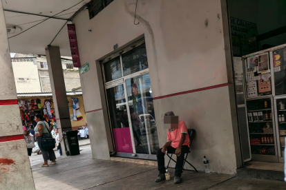 Adulto bebe licor en la vereda mientras conversa consigo mismo en la Pío Montufar.