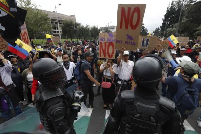 Retenes militares y policiales fueron desplegados en los accesos a Quito durante la jornada de movilización del 12 de octubre.
