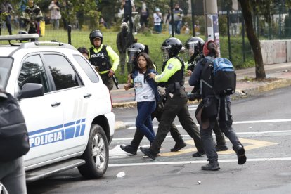 Un grupo de personas fue aprehendido en Quito en el marco de las manifestaciones del domingo.