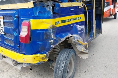 La mototaxi quedó completamente destruida tras el accidente en el que murió el conductor y otros dos pasajeros.