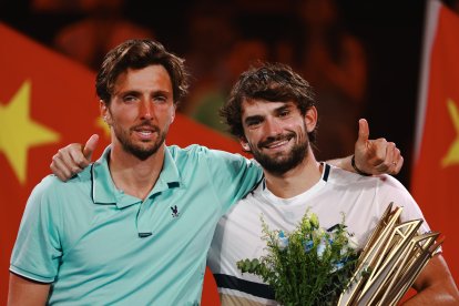 Vacherot (d) y Arthur Rinderknech lloraron al final de la final que los enfrentó.