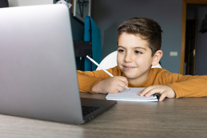 La modalidad no presencial permite continuar con la educación sin asistir a un aula de clases.