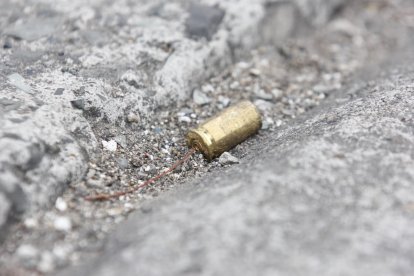 Se identificaron varias vainas percutidas en la escena del crimen.