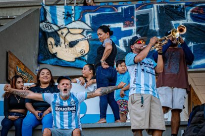 Hinchas de Guayaquil City en su sede actual del estadio Christian Benitez.