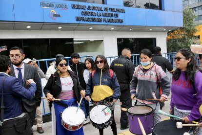 Amigos de Camilo lo esperaron a su salida de la Unidad e Flagrancia.