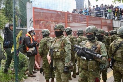 El 12 de octubre, los manifestantes ingresaron a la Casa de la Cultura, en la av. Patria y Seis de Diciembre.