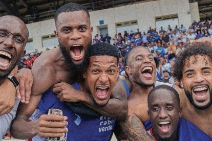 Los jugadores caboverdianos celebran su histórica clasificación a la Copa del Mundo 2026.