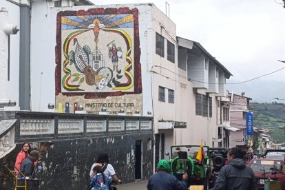 Este mural embellece el entorno y sirve como recordatorio de la unión entre lo espiritual, lo cultural y lo agrícola que define a San Miguel.