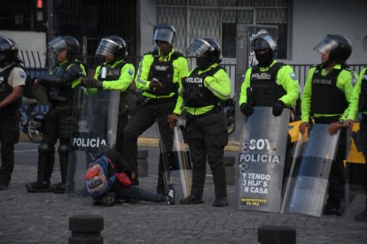 La protesta de los universitarios tuvo presencia policial.