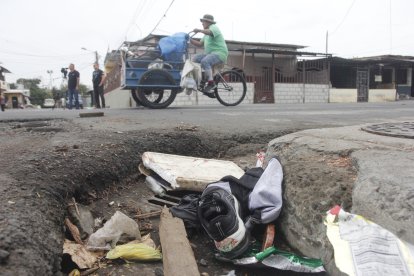 En este lugar se produjo el hecho violento. En la escena aún se observan huellas de sangre, zapatos y prendas de vestir de las víctimas.