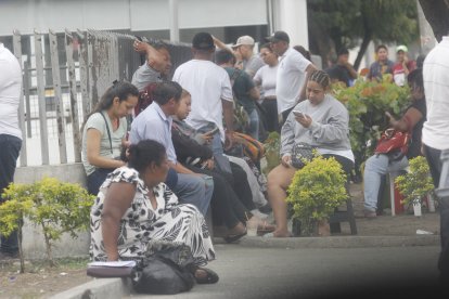 Familiares de las víctimas llegaron a la morgue a retirar sus cuerpos.