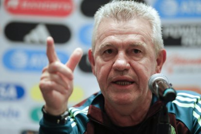 El entrenador de la selección mexicana de fútbol, Javier Aguirre, habla durante una conferencia de prensa este lunes, en la ciudad de Guadalajara.