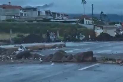 Siguen los bloqueos de vías en la Sierra de Ecuador, según imágenes difundidas por el Ejército.