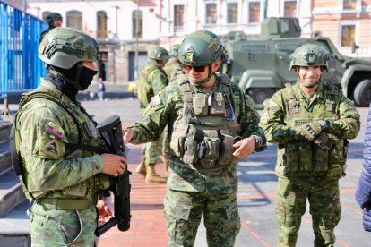 Militares custodian varias avenidas de la capital por el paro nacional.