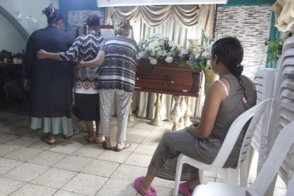 Amigos y familiares se sienten consternados por la balacera ocurrida en el suburbio.