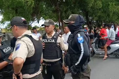 El personal de la policía en la investigación del caso ocurrido en Salinas