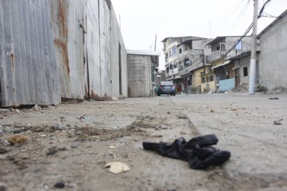 La pareja fue atacada en esa vereda, junto al cerramiento de la casa de la chica.