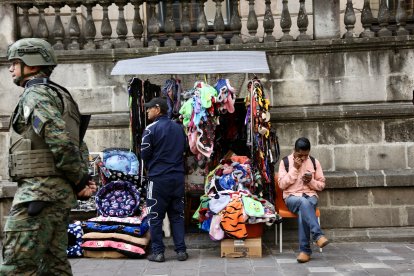 Militares recorren el Centro Histórico para resguardar el Palacio de Carondelet.
