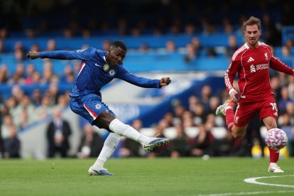 Moisés Caicedo (i) es uno de los líderes del Chelsea inglés.