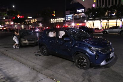 Algunos vehículos quedaron afectados por la onda expansiva que causó la explosión.