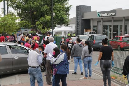 Algunos bonos suelen cobrarse en las ventanillas de BanEcuador.FILAS PARA COBRAR EL BONO DEL BANECUADOR DE PLAZA DAÑIN PERIODISTA : BLANCA MONCADA FECHA : 06/05/2020 Agencia (ag-extra)