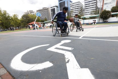 La cancha adaptada, con señalética exclusiva, fue habilitada dentro del parque La Carolina para las prácticas del club.
