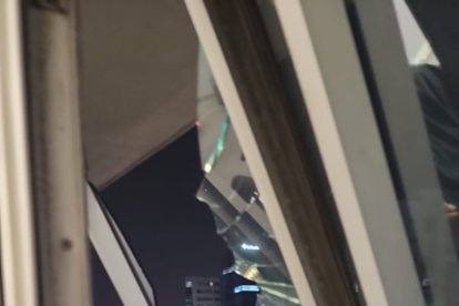 Los vidrios de un edificio aledaño quedaron trizados.