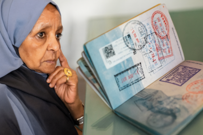 El caso de la mujer de Torenza y su pasaporte de un país inexistente fue desmentido, pero revela el poder de la IA para generar historias falsas creíbles.