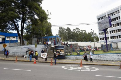 Un grupo de indígenas llegó a la morgue a la espera de retirar el cuerpo de José Guamán.