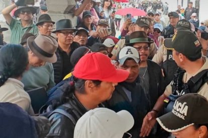 La reunión entre autoridades y líderes indígenas se dio en un hotel.