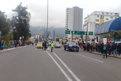 La avenida Patria, centro - norte de Quito, estuvo cerrada por unos minutos.