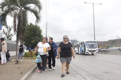 Familiares de Wellington Benítez llegaron a la morgue para retirar su cuerpo.