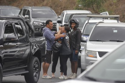 Familiares del guardia asesinado.