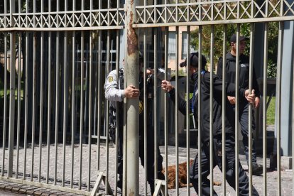 Los guardias de la universidad cerraron la puerta cuando vieron a los estudiantes con la pancarta.