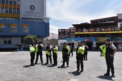 Policías se ubicaron frente a la universidad para evitar algún incidente.