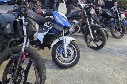 Armas, municiones, drogas y vehículos fueron incautados durante un operativo.