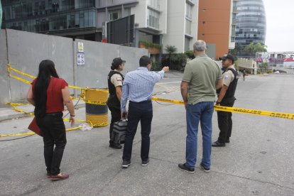 Agentes de la Policía Nacional resguardan la zona acordonada en el norte de Guayaquil, mientras se realizan nuevas pericias para esclarecer el ataque.