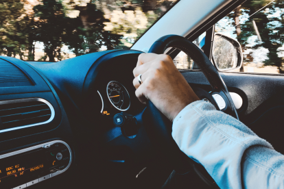 El permiso de conducción para menores permite manejar vehículos tipo B acompañado de un adulto con licencia vigente.