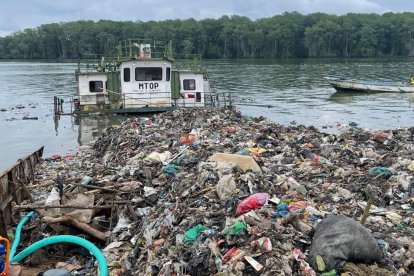 La gabarra Isla Puná, afectada por daños en su estructura, es reflotada mientras se evacúan desechos sólidos en Limones.