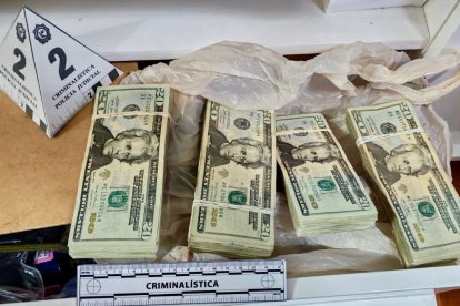 Se encontraron fajos de billete en domicilio.
