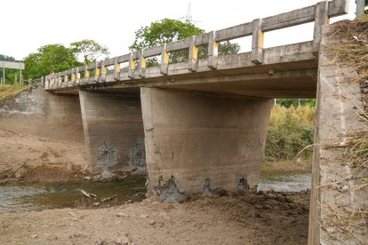 El puente sufrió daños estructurales.