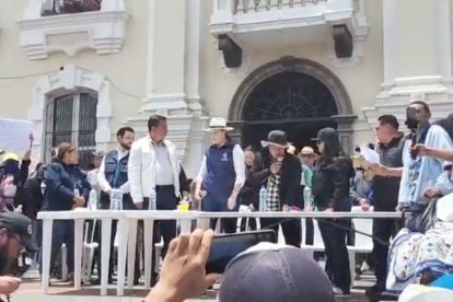 Se realizó una asamblea en el parque de Otavalo con la presencia de la Alcaldía.