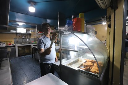 Juan Astudillo, por su parte, dice no tener el problema de incurrir en gastos excesivos.