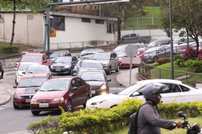 Se generó fuerte tráfico vehicular en Puerto Santa Ana, la tarde de este 16 de octubre.