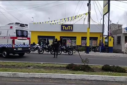 Los policías y paramédicos atendieron la emergencia reportada en una tienda de  supermercado que apenas tiene un mes en el sur de Ambato.