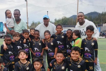El exfutbolista (d) entrena a niños y jóvenes en su escuela ubicada en el norte de Quito