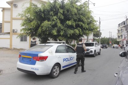 Personal policial realiza el levantamiento de indicios en un departamento de Sauces 9.